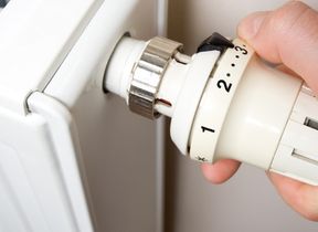 adjusting-radiator-thermostat